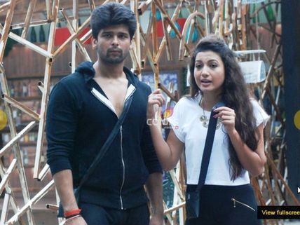 Bigg Boss 7: Gauhar Khan Can't Stay Away From Kushal!
