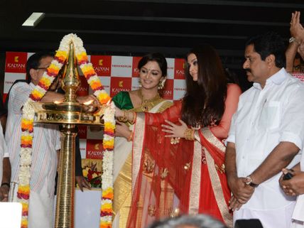 Manju Warrier And Aishwarya Rai Bachchan Inaugurate Kalyan Showroom
