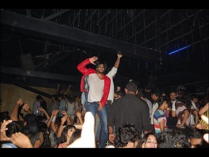 Ranveer Singh Parties Hard, Sans Deepika Padukone!
