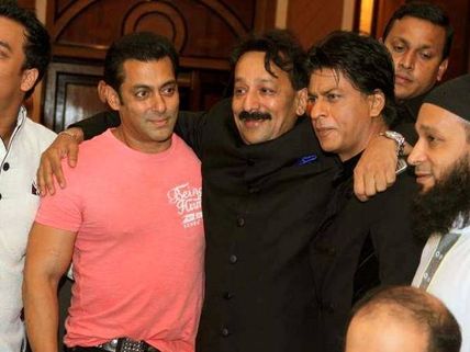 Did Shahrukh Khan Escape The Paparazzi At Salman's Home?