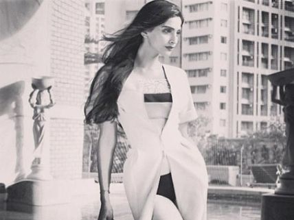 Sonam Kapoor Looks Like A Mannequin!