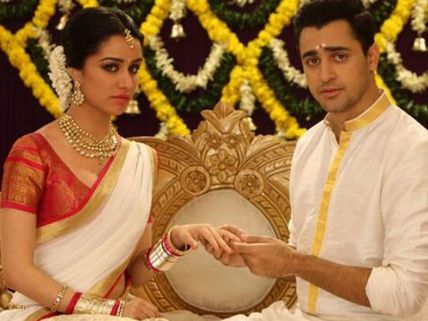 Shraddha Kapoor Gets Engaged To Imran Khan In Gori Tere Pyaar Mein