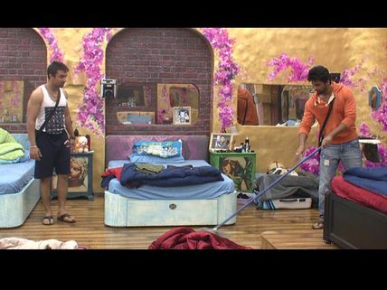 Bigg Boss 7's Ajaz And Kushal Dig Grave For The Housemates By Discussing Nominations!