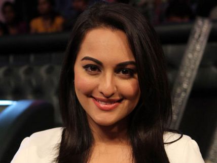 Sonakshi Sinha Walks In Too Late For Her Dad Shatrughan Sinha's Birthday!