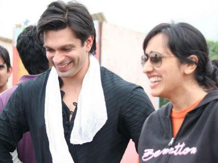 Karan Singh Grover's Fans Launch Campaign; He Asks Not To Hate Gul Khan!