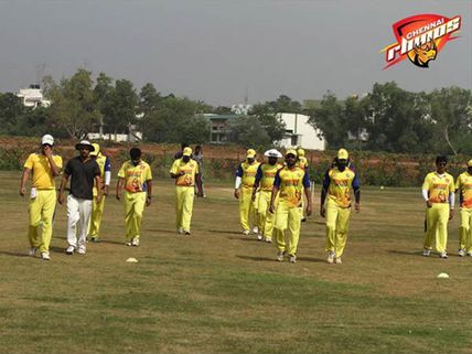 CCL 4: Mumbai Heroes V/s Chennai Rhinos, First Innings Update  