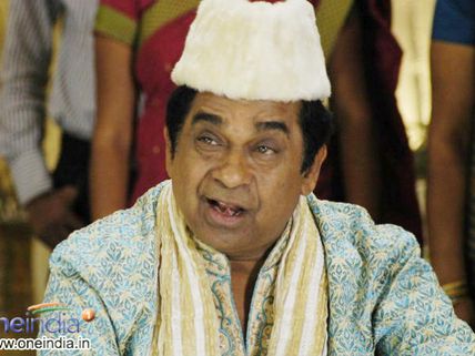 Comedian Brahmanandam Mobbed In Ananthapur