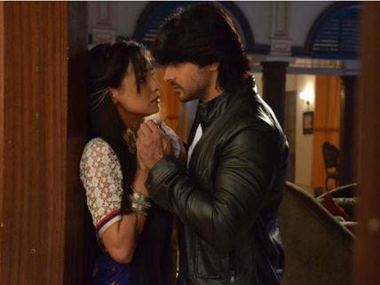 Rang Rasiya: Rudra Sets 2 Choices For Paro, She Chooses To Marry Him!