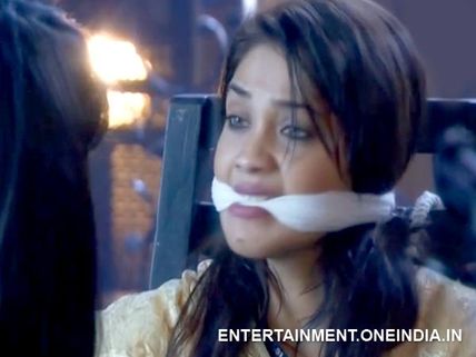 Qubool Hai: 11th March; Zoya Kidnaps And Threatens Tanveer!