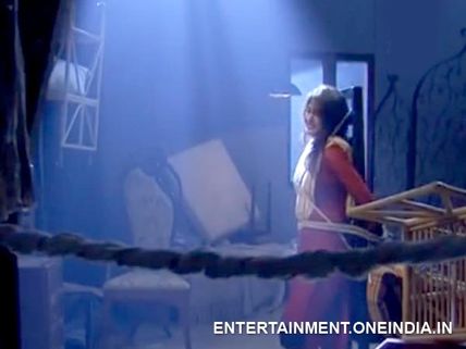 Qubool Hai: 12th March; Zoya Copies Tanveer's Murderous Tricks!