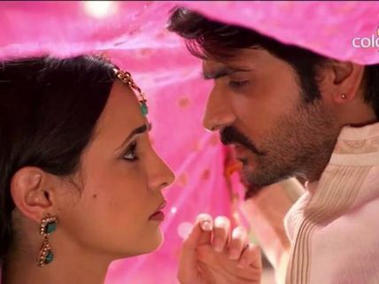 Rangrasiya: Will Rudra Make It In Time To Save Paro?