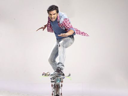 Santhanam's Vallavanukku Pullum Aayudham First Look Gets Good Response