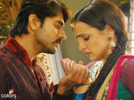 Rangrasiya: 27th March; Paro Comes To Rudra’s House In Disguise