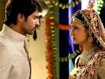 Rangrasiya: 7th April; Stubborn Paro Proves Point, Faints In Rudra's Arms