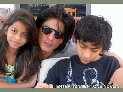 Shahrukh Khan Babysitting In Absence Of His Wife!