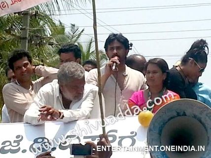 Photo: Sringara Kitty, Ragini Dwivedi Campaign For Geetha Shivaraj Kumar 