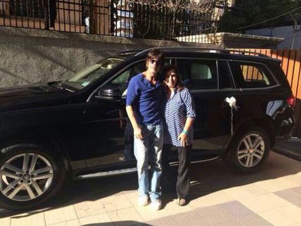 SRK Surprises Farah Khan By Gifting A Classy Mercedes!