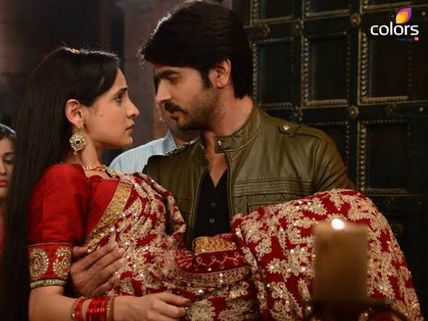 Rangrasiya: 16th April; Rudra And Paro Continue Acting Like A Happy Couple