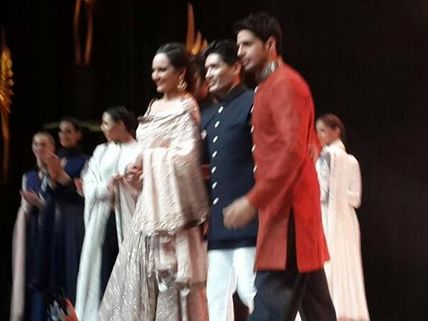 Sonakshi, Siddharth Turn Showstoppers At IIFA Rocks 2014