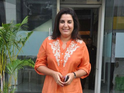 Farah Khan Caught Between Her Maids And Cook!
