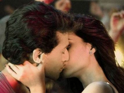 Kriti Sanon Hesitant Kissing Tiger Shroff