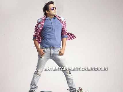 Vallavanukku Pullum Aayudham Review