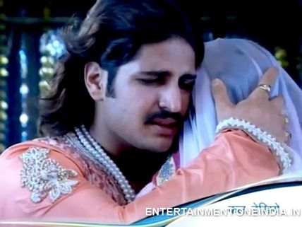 Jodha Akbar Preview: Jodha Hugs Jalal Back At Last! 