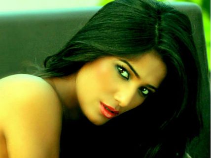 Poonam Pandey Goes Crazy For SRK Co-owned IPL Team KKR