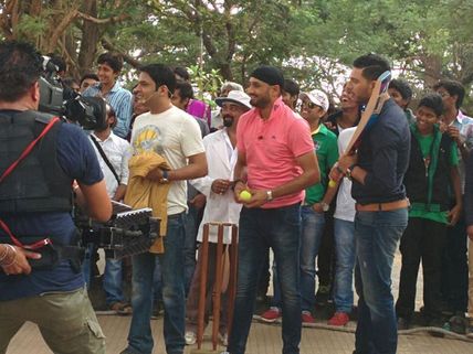 Photos: Kapil Sharma's Galli Cricket With Harbhajan, Yuvraj During Comedy Nights Shooting!