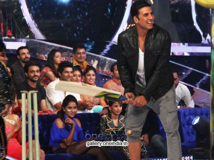 Photos: Akshay Kumar And Sonakshi Sinha 'Holiday'ing On Jhalak Dikhla Jaa 7!