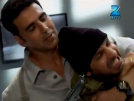 Qubool Hai: 5th June; Holiday's Capt.Virat Bakshi Aka Akshay Kumar Saves The Day! (Pics)