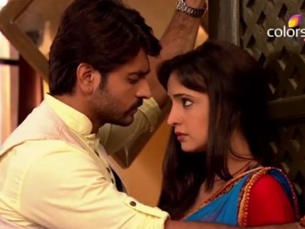 Rangrasiya: 5th June; Rudra Buys Mangalsutra, Almost Confesses Love To Paro; Thakurain Comes! (Pics)