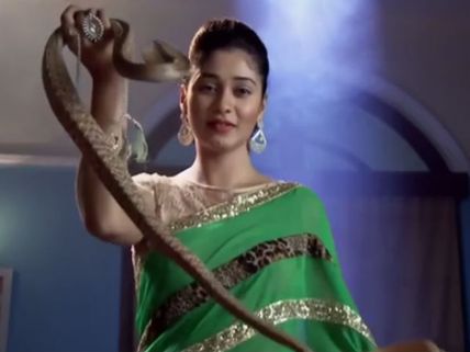 Qubool Hai: 10th June; Tanveer Threatens Badi Begum With Snake To Get Secret Of Nawab's Will! (Pics)