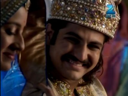 Jodha Akbar: 23rd June; Will Jodha's Thoughtful Gift For Akbar Win The Meena Bazaar Contest? (Pics)