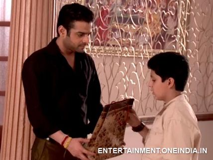 Yeh Hai Mohabbatein: 25th June; Aditya Avoids Raman, Goes Shopping With Ishita(Pics)