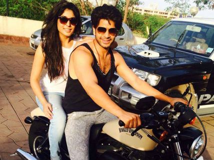 Jhalak Dikhla Jaa 7's Kritika Kamra And Actor Karan Kundra Lunch Together! (Pics)