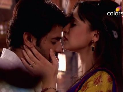 Rangrasiya: 1st July; Mystery Man Has Access To Rudra-Paro's Candid Pics!