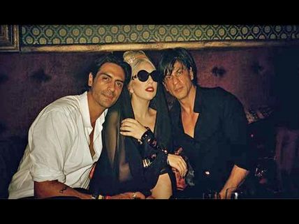 Pics: Shahrukh Khan Gets Cozy With Hollywood Stars
