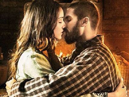 New Serial Kisser: Shahid Kisses Shraddha In Haider