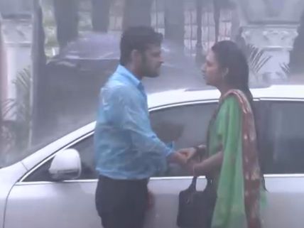 Yeh Hai Mohabbatein: Raman Fights Param For Ishita's Homour (July 16th - Photos)