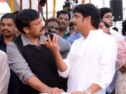 Pictures: Chiranjeevi In Hot Seat Of Nagarjuna's Meelo Evaru Koteeswarudu