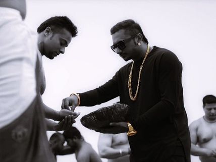 Yo Yo Honey Singh Gifted 24 Carrot Gold Chains For India's Raw Star Candidates