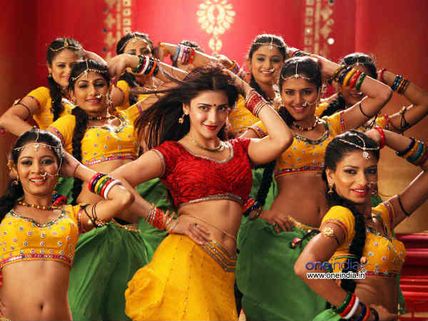 Shruti Hassan Grooves And Sings Item Song In Mahesh Babu's Aagadu