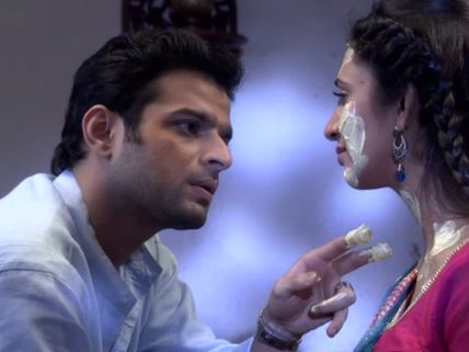 Yeh Hai Mohabbatein: Ishita Suffers Bad Allergic Attack, Raman Takes Care Of Her