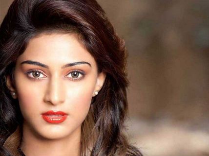 Erica Fernandes Shooting For Airavatha