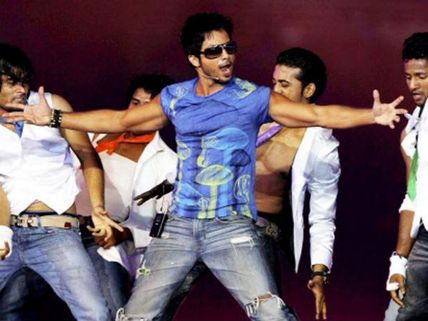 Shahid Kapoor Makes His Foreign Fans Cheer 'Once More'