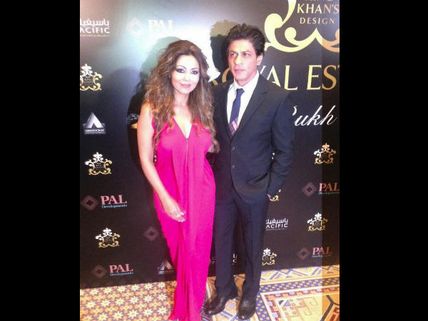 Shahrukh Khan Impresses Dubai With His Personal Limo (See Pics)
