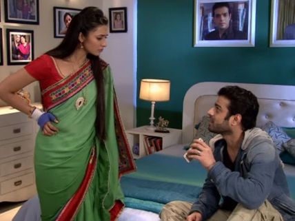 Yeh Hai Mohabbatein: Raman Blackmails Ishita With Her Singing Video! (Photos)