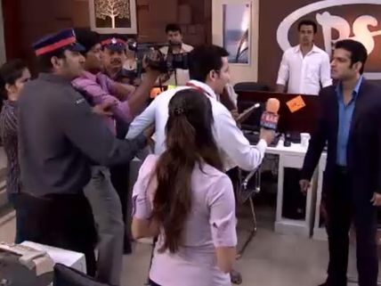 Yeh Hai Mohabbatein: Raman Is Insulted By The Press (August 15th - Photos)