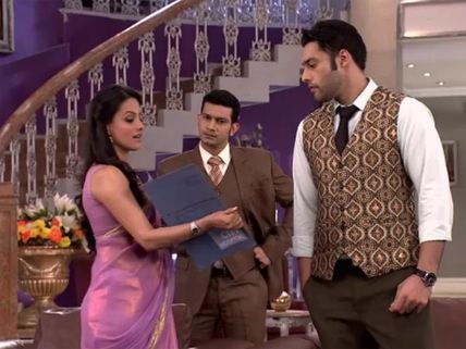 Yeh Hai Mohabbatein: Shagun Gives Ashok Documents To Defame Raman